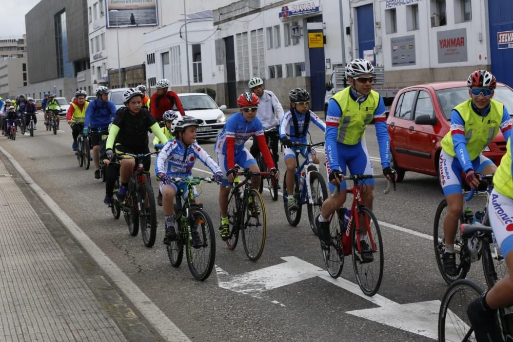 Decenas de ciclistas de todas las edades convergen en la ruta ''Bicis na primavera'' para disfrutar de un recorrido de varios kilómetros por Vigo.