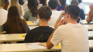 Estudiants realitzant les proves de la Selectivitat, a Girona, en una imatge darxiu.