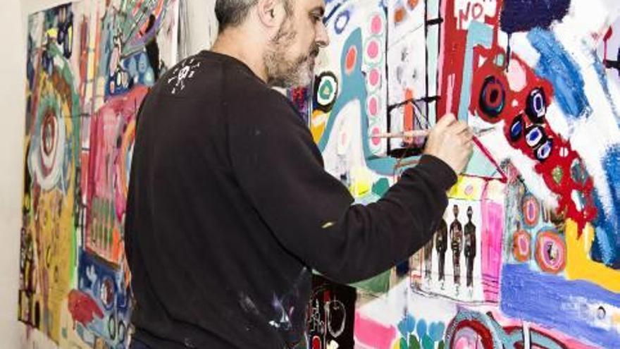 Xavi García, en su estudio, pintando una de sus últimas obras.