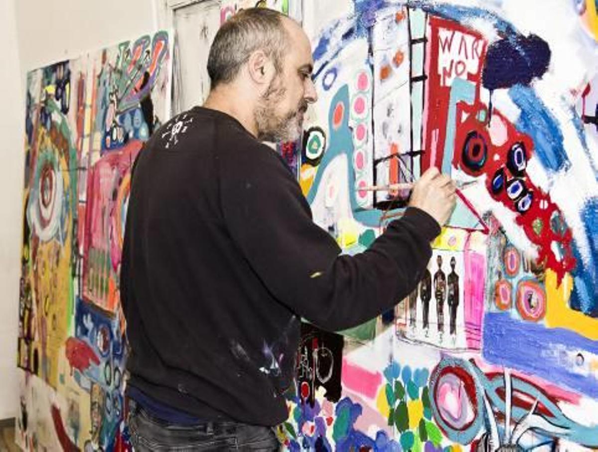 Xavi García, en su estudio, pintando una de sus últimas obras.