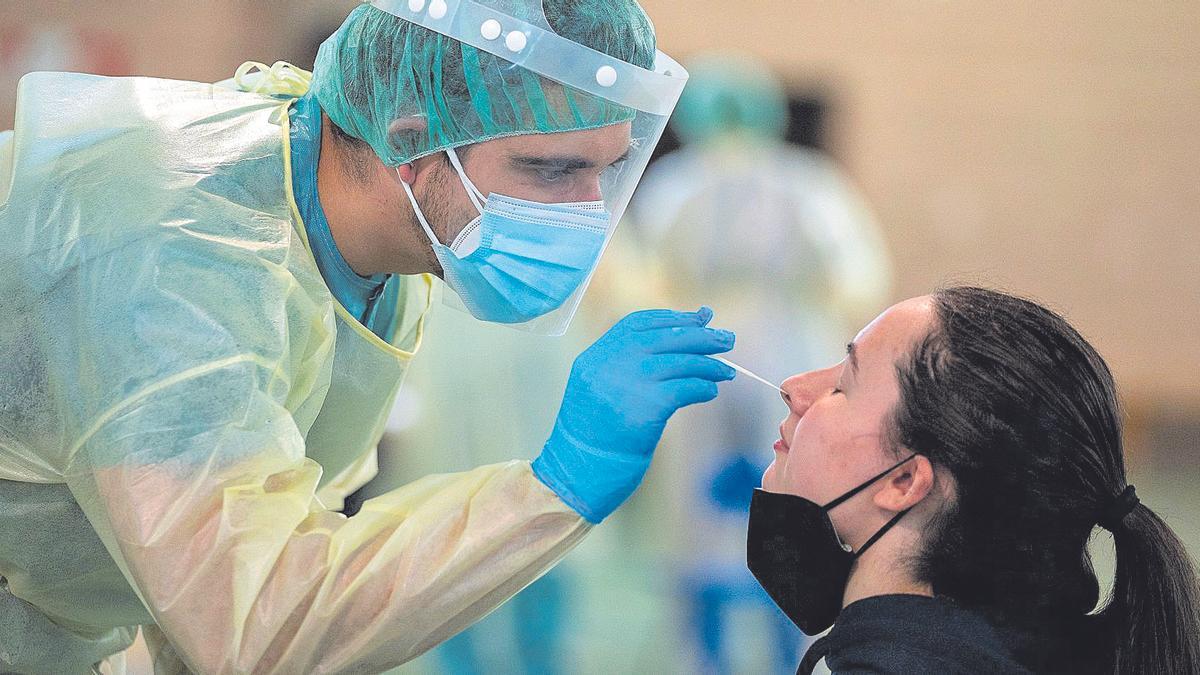 Un sanitario realiza una prueba de coronavirus.