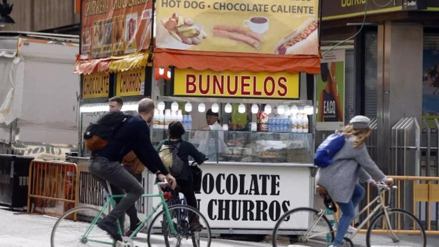 Instalados los puestos de buñuelos y churros en Valencia