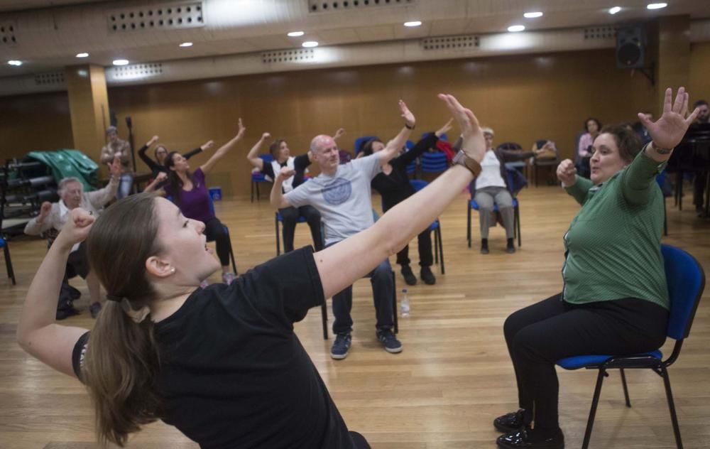 Bailarines de la compañía neoyorquina de Mark Morris imparten una clase en Oviedo para mejorar el equilibrio y la flexibilidad de enfermos con temblores