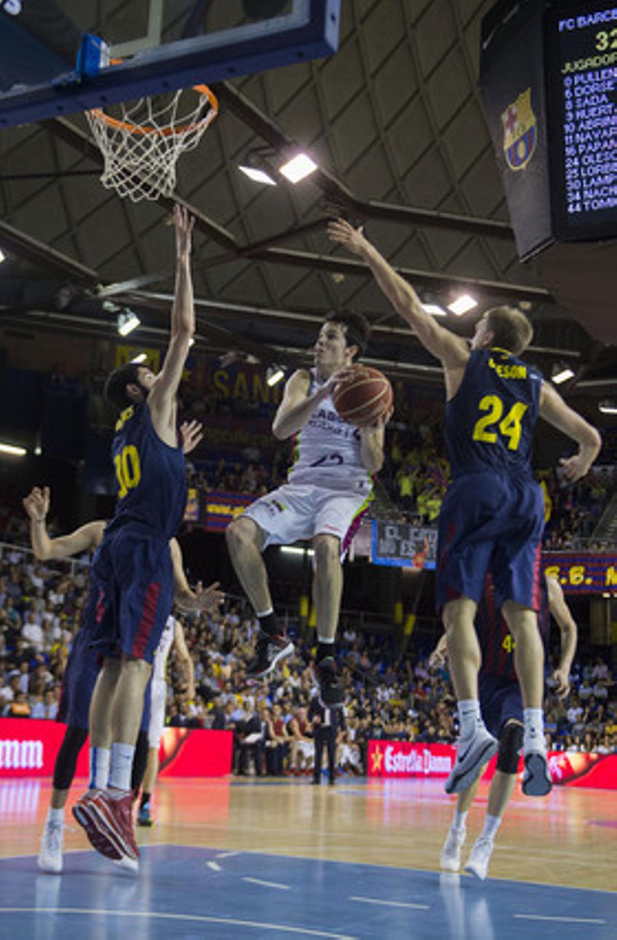 Heurtel entra a canasta entre Abrines y Oleson, el jueves en el primer partido de cuartos de final del ’play off’ entre Barça y Laboral Kutxa.