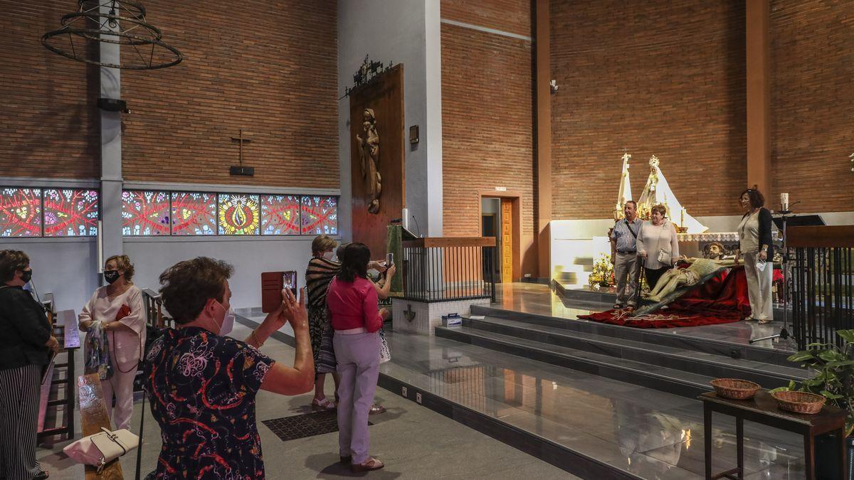 Varias personas se fotografías con el Cristo del Perdón y de la Misericordia