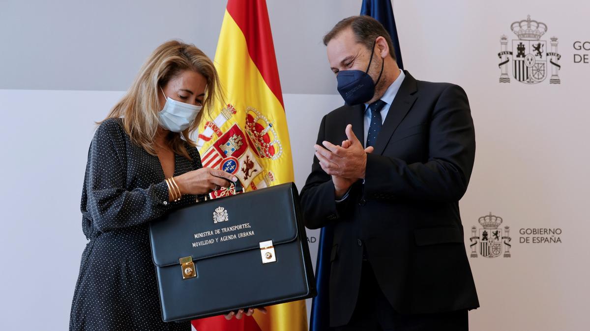 Ábalos entrega la cartera a Raquel Sánchez