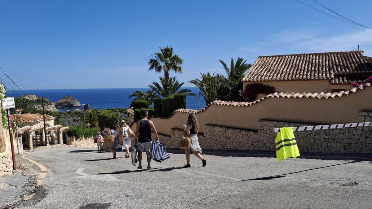 Los bañistas se topan con la barrera, buscan aparcamiento y bajan a pie a la cala de la Barraca