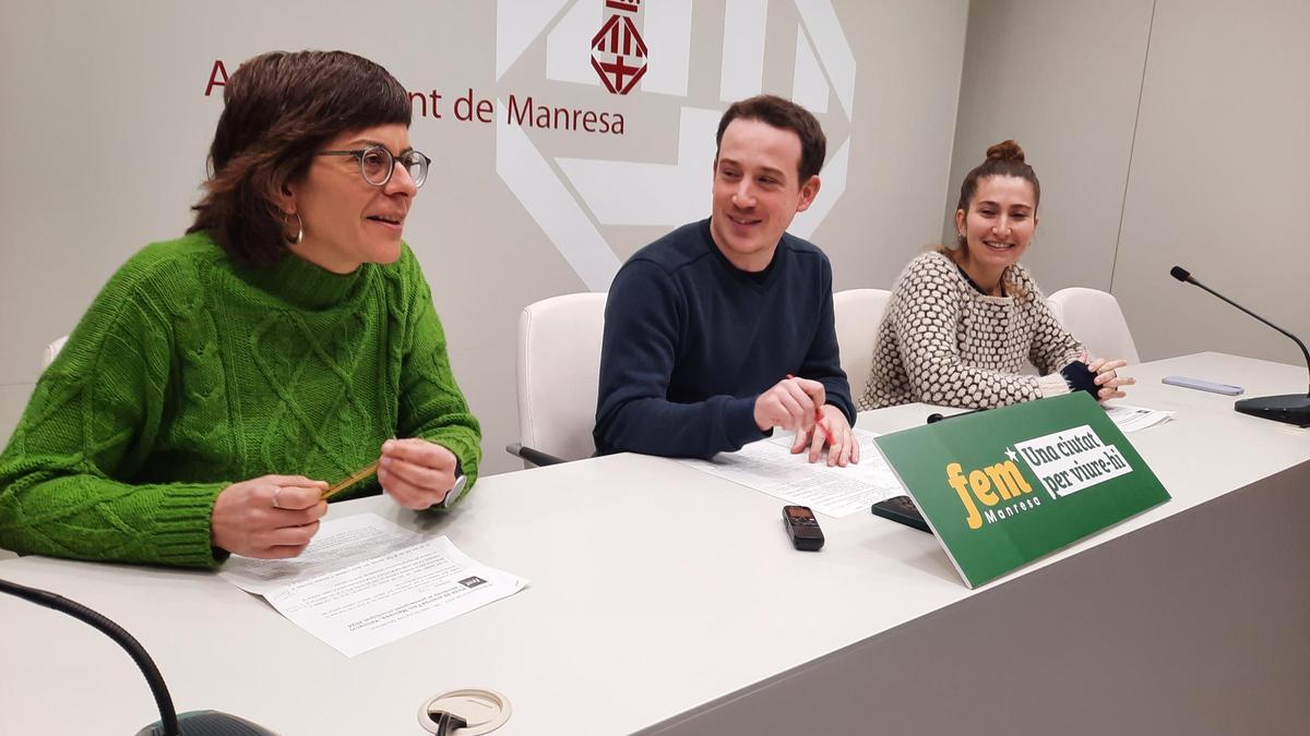 D’esquerra a dreta, Roser Alegre, Jordi Trapé i Gemma Boix, del grup municipal Fem Manresa