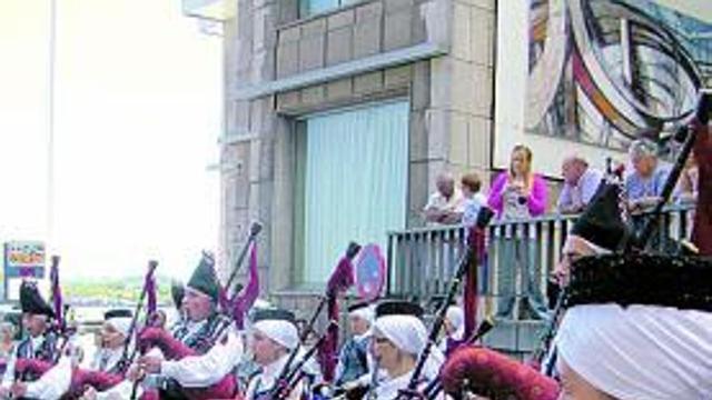 La banda «A Carballeira», ayer, actuando en Candás.