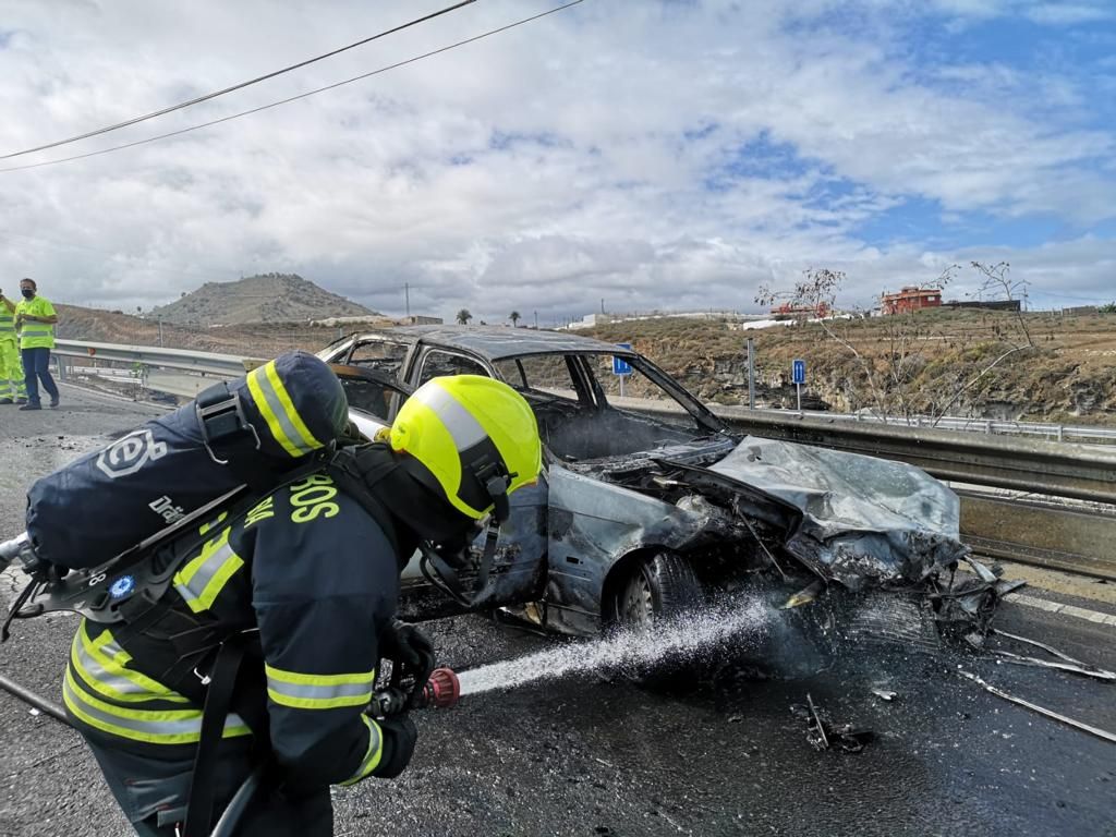 Arde un coche en Arucas (26/10/21)