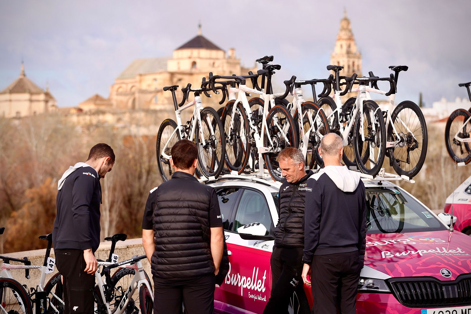 La salida de la etapa de Córdoba de la Vuelta a Andalucía en imágenes