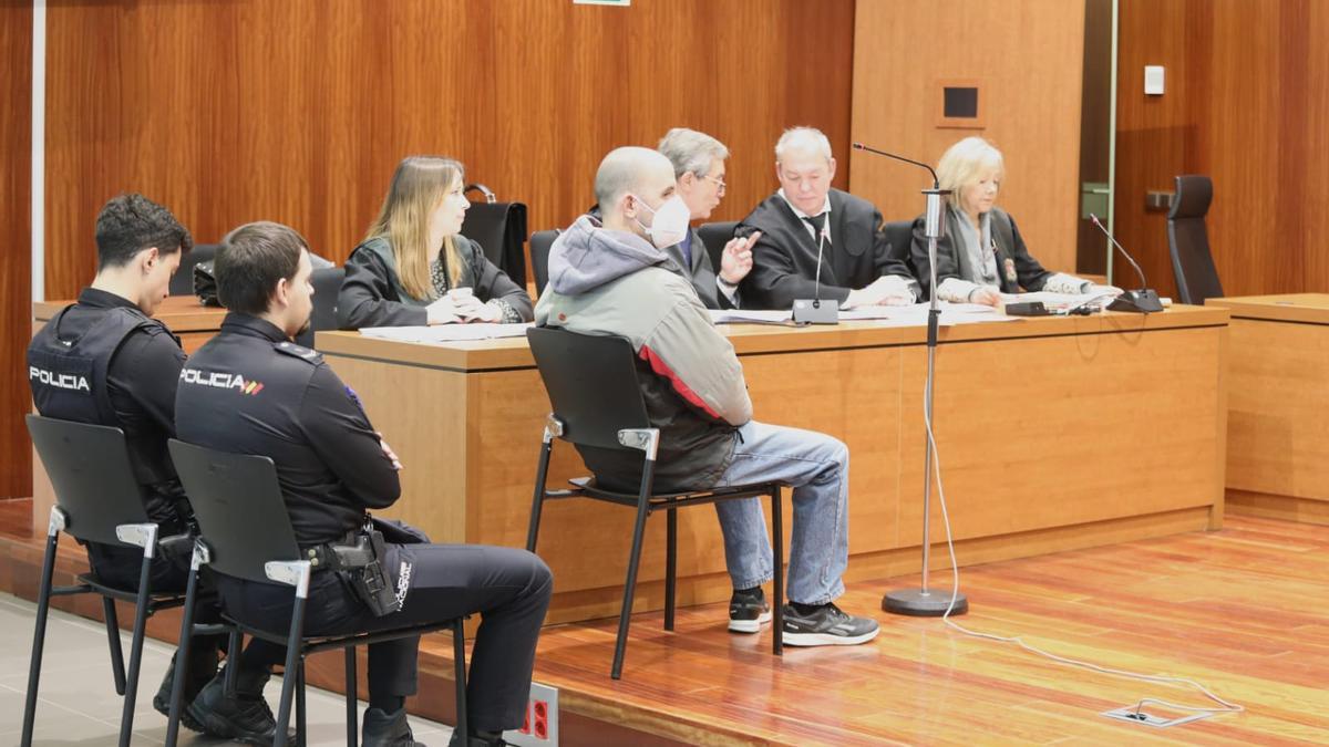 El acusado, en el banquillo de los acusados de la Audiencia de Zaragoza.