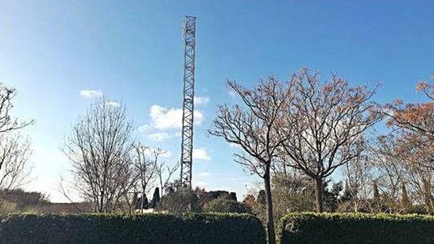 L&#039;antena de telefonia mòbil de grans dimensions instal·lada al cementiri de Figueres.