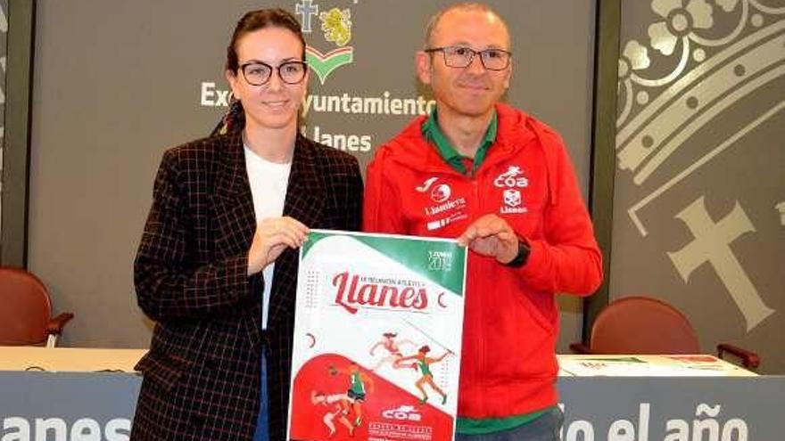 La atleta llanisca Claudia Balmori junto a Paco Martínez Soliño durante la presentación celebrada ayer en el Ayuntamiento de Llanes.