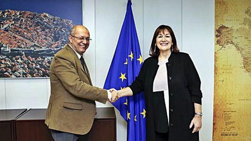 El vicepresidente Francisco Igea, con la vicepresidenta y comisaria de Democracia, Dubravka Suica.