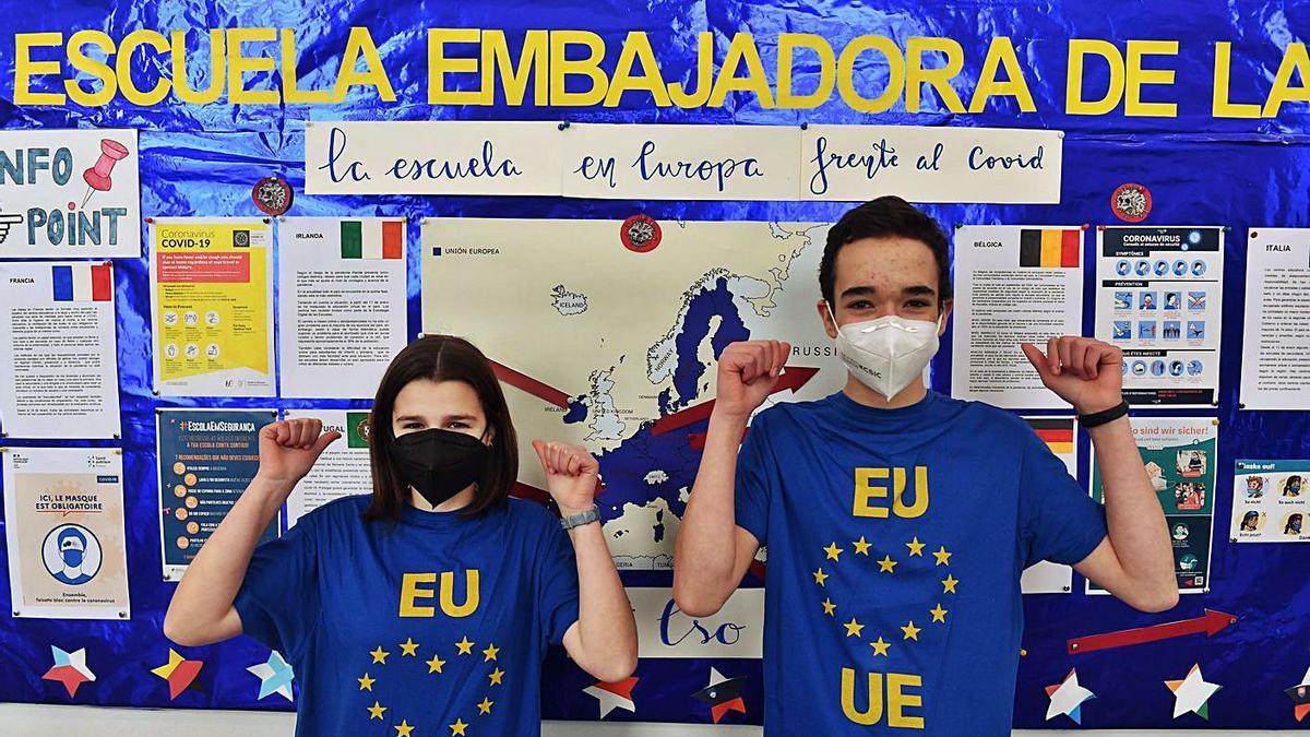 Los alumnos Beatriz Neira y Santiago Vilas, ante el mural que realizaron con sus compañeros sobre la educación en la Unión Europea durante la pandemia, en el Eusebio da Guarda.   | // VÍCTOR ECHAVE