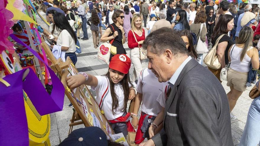 Más de 420 niños participan en el mercado infantil de los Jardines de Méndez Núñez de A Coruña