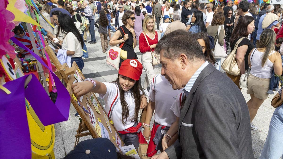 Una de las niñas participantes en Proxecto Semente con el edil Juan Ignacio Borrego.