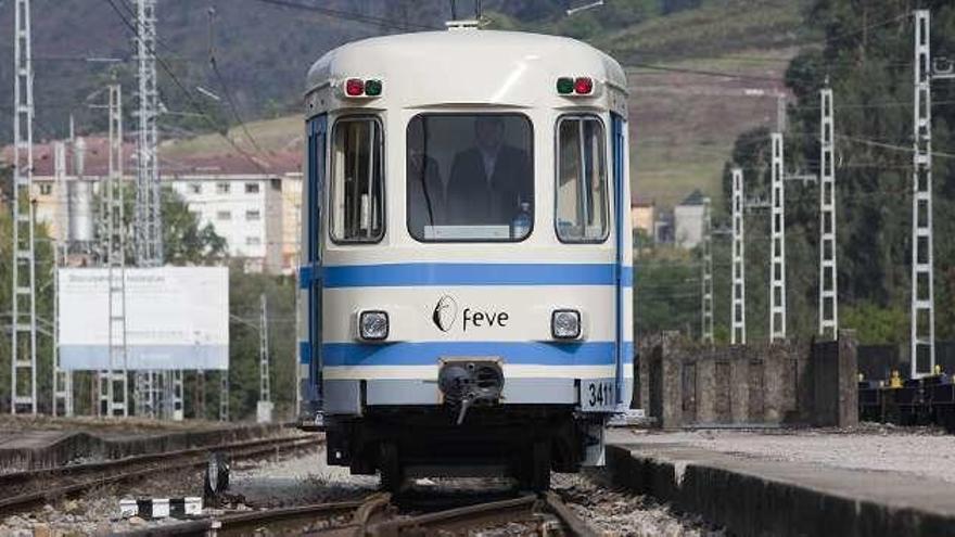 El &quot;Fabiolo&quot; de Feve en la estación de Pravia.