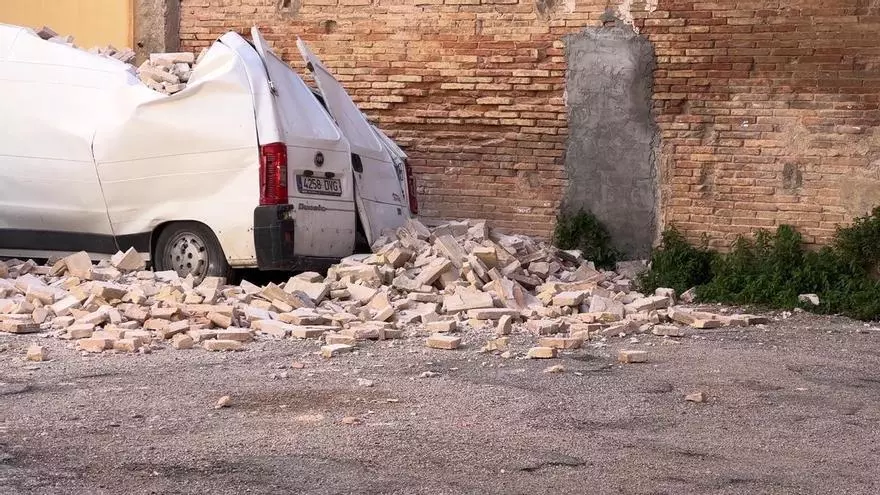 Vídeo | El viento provoca la caída de un muro en Tortosa