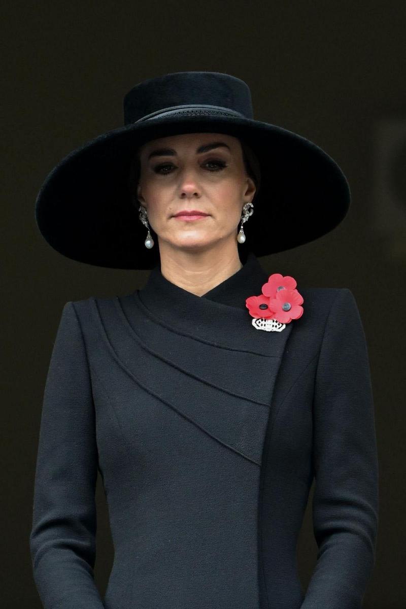 Kate Middleton con abrigo negro y pendientes de la princesa Diana