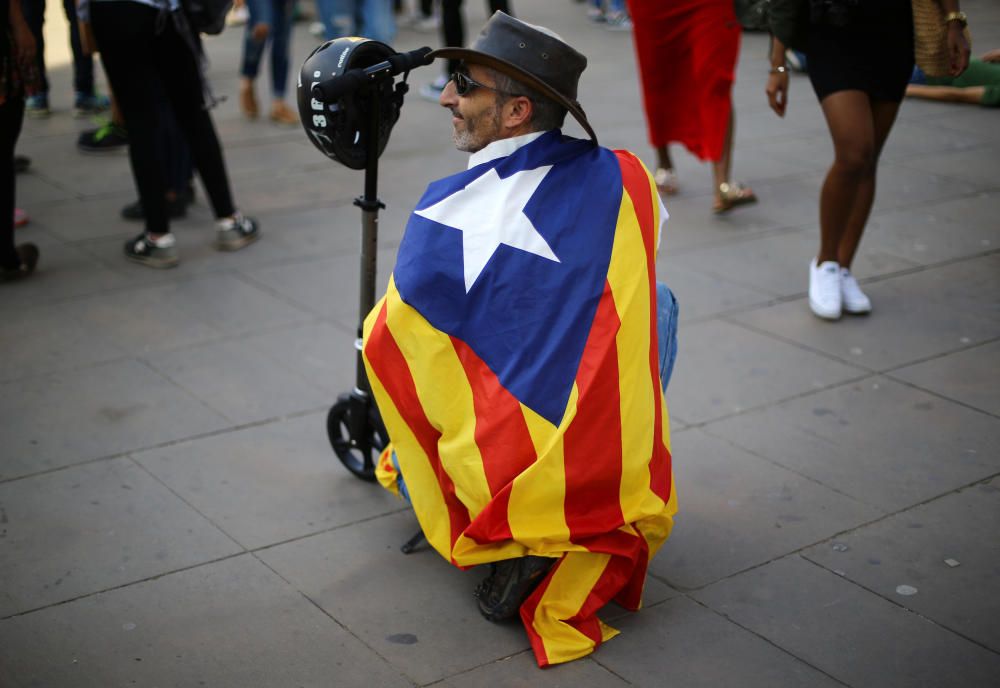 Un home amb l'estelada prop del Parc de la Ciutadella