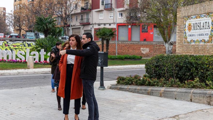 Sandra Gómez y Carlos F. Bielsa, a la entrada de Mislata