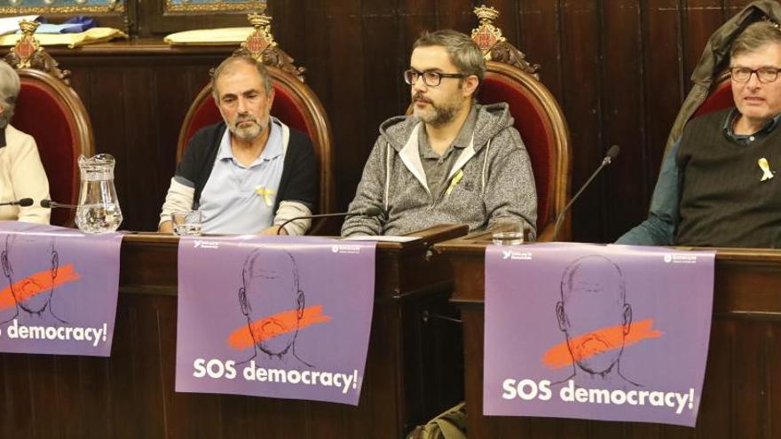 Diversos regidors van protestar contra les accions del Govern amb pancartes.