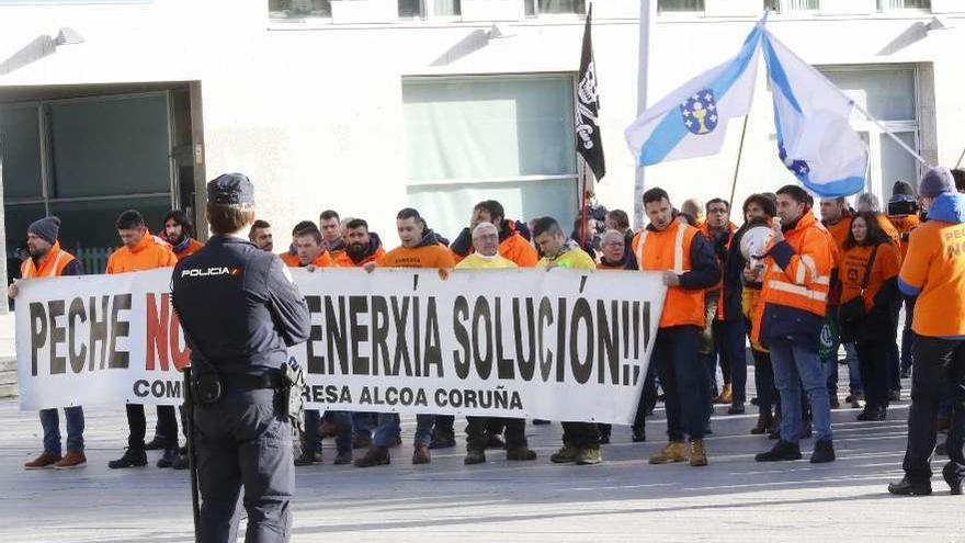 Trabajadores de la fábrica coruñesa de Alcoa, ayer en una protesta en el puerto de Vigo.