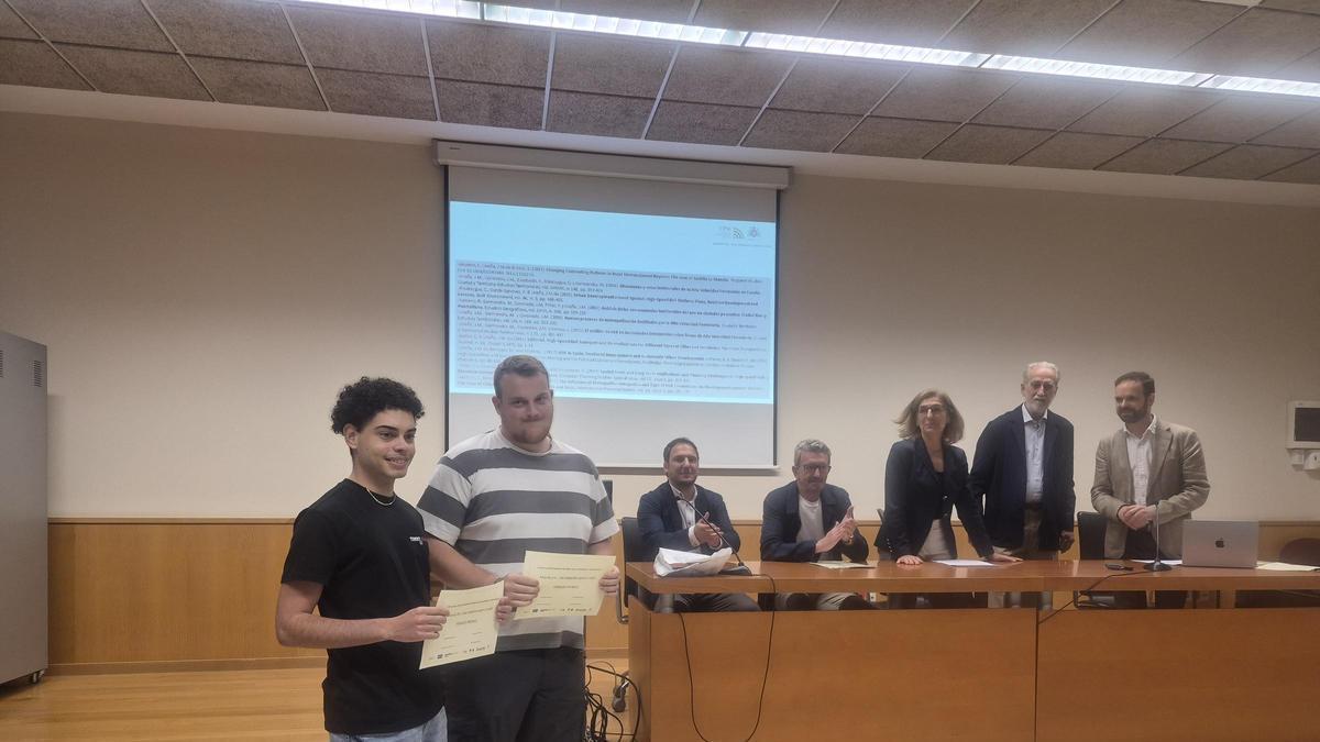 Por la izquierda, Iván Álvarez y Manuel Vega, tras recoger el premio.