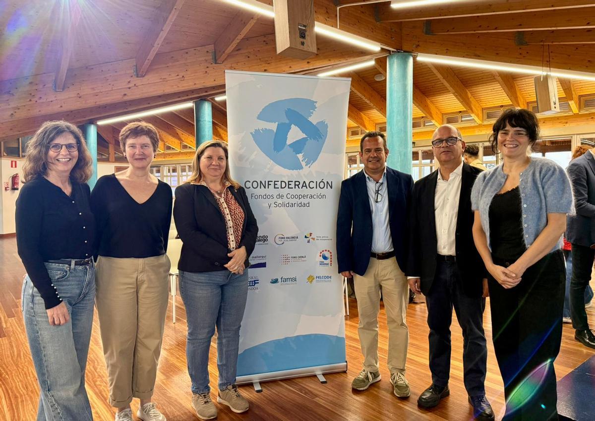 Fuster, tercero por la derecha, ayer en Bilbao.