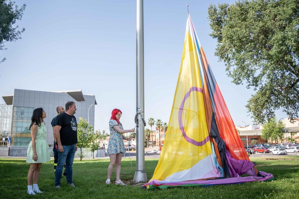 Elsa Ruiz en el izado de la bandera LGTBIQ+