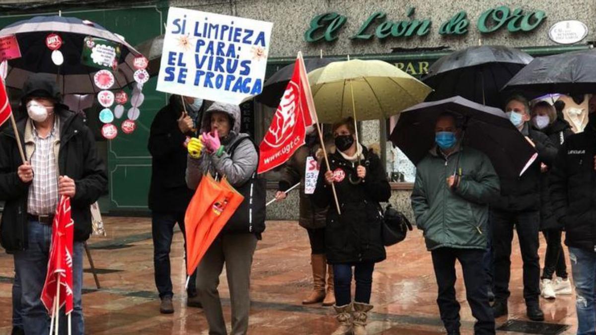 Algunos de los trabajadores participantes en la protesta.