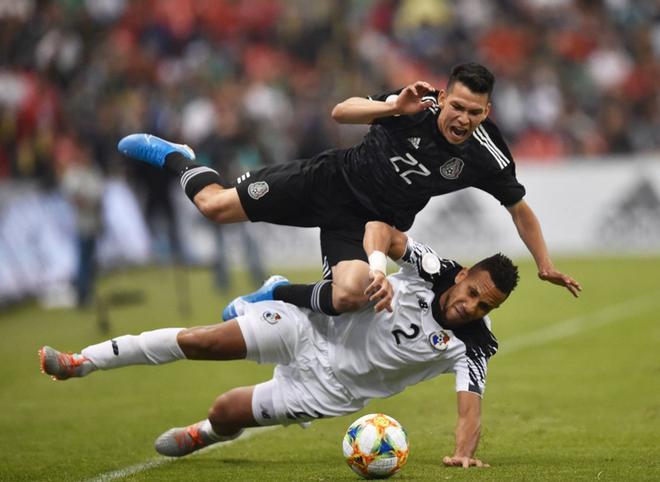 El panameño Francisco Palacios (R) lucha por el control del balón con Hirving Lozano de México durante su partido de fútbol de la Liga de Naciones Concacaf en el estadio Azteca.