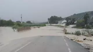 Cortada por una balsa de lodo y piedras la carretera entre Montalbán y Montilla