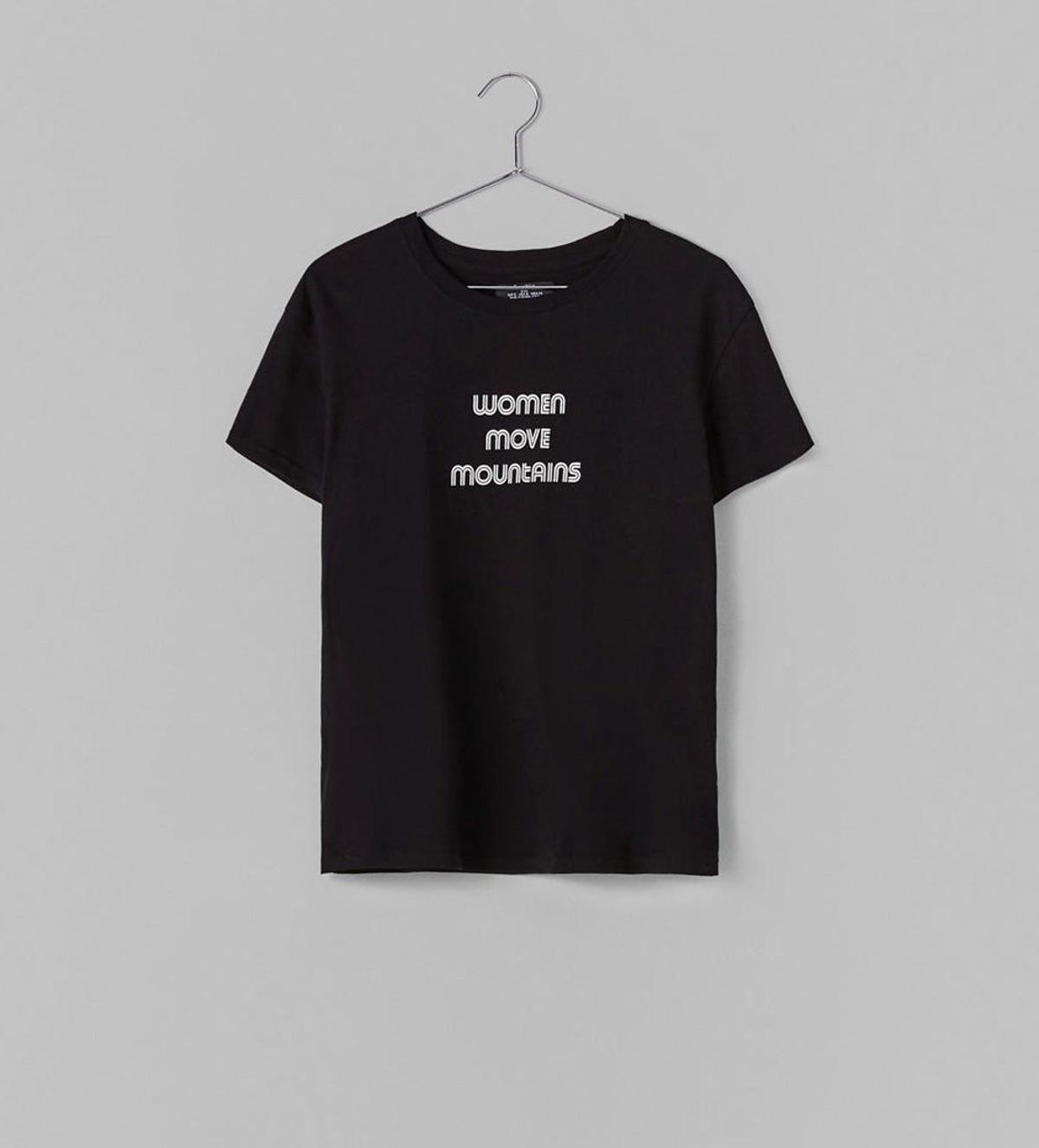 Camiseta negra con mensaje de Bershka