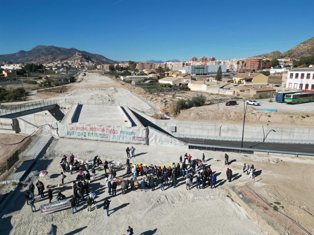 Los vecinos de Tercia se concentraban este domingo junto a las obras del AVE.