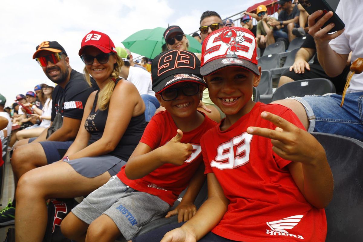 Una familia seguidora de Márquez, en la grada de Motorland