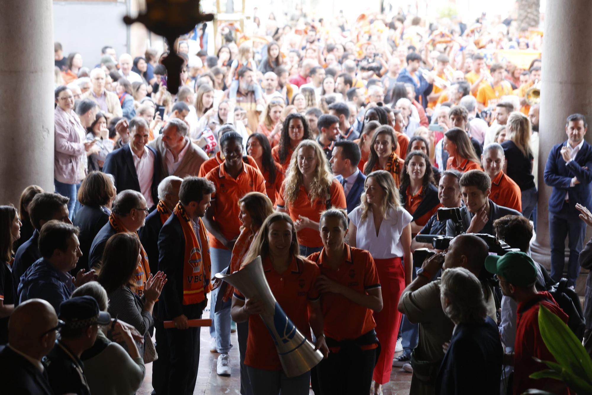 El Valencia Basket celebra en casa su triplete histórico