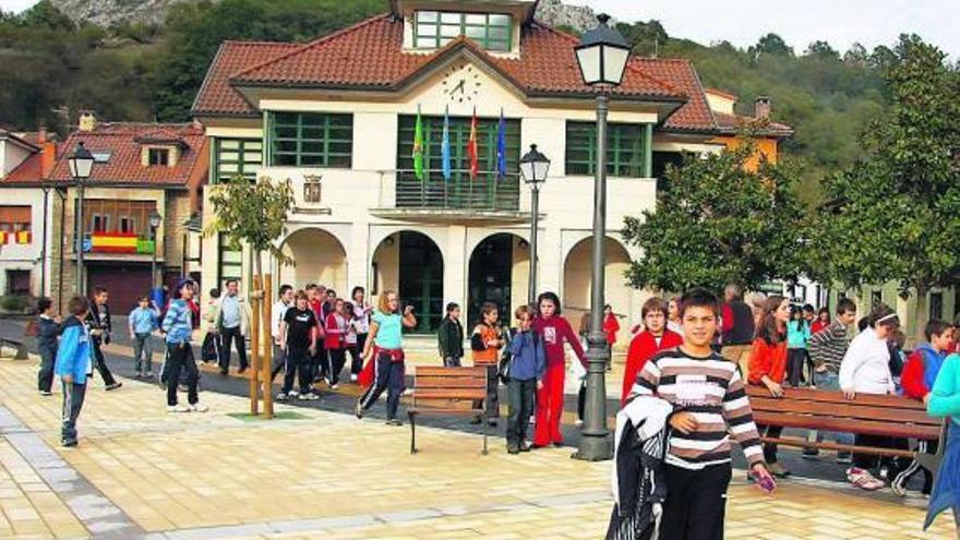 Un grupo de niños, en Rioseco, en los días previos a la entrega del premio «Pueblo ejemplar» de 2009.