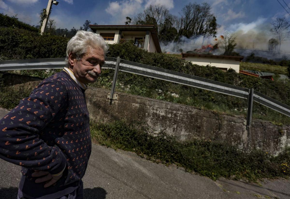 Carlos Castro, ayer por la tarde, ante el foco de Casares, uno de los últimos en quedar controlado. | Irma Collín