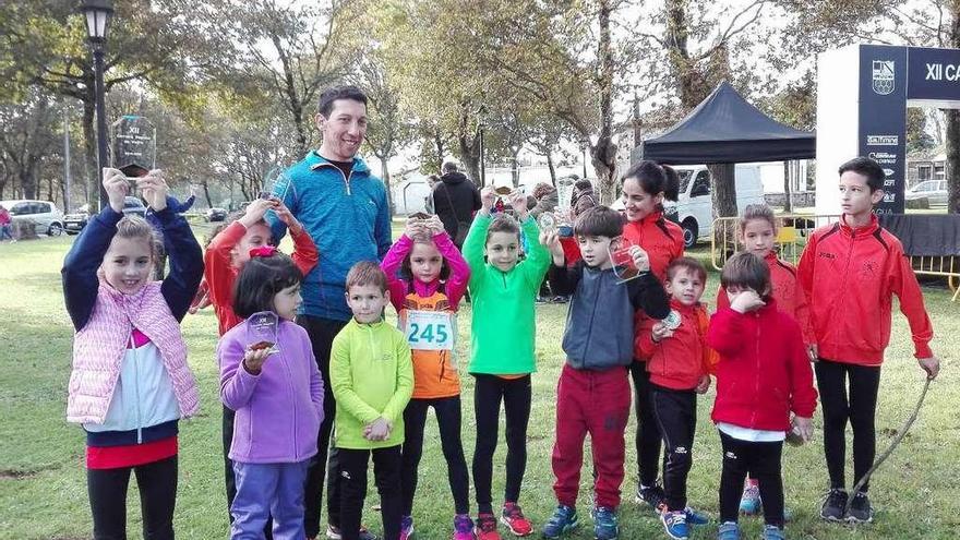 Corredores de categoría escolar de la Escola de Atletismo Deza tras la prueba de Vedra.