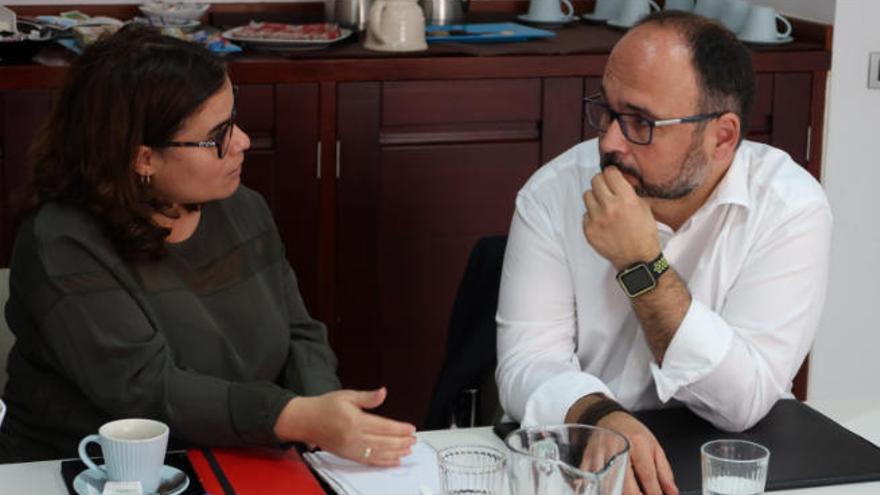 La presidenta de la Fecam, Mari Brito, y el consejero de Transición Ecológica, José Antonio Valbuena, ayer.