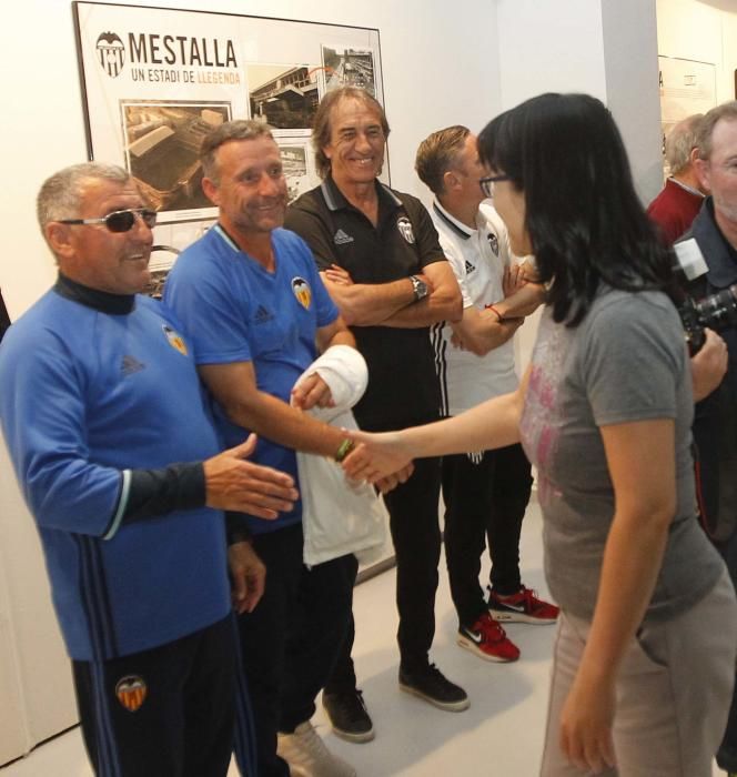 Zaza y Rodrigo con los aficionados en Requena