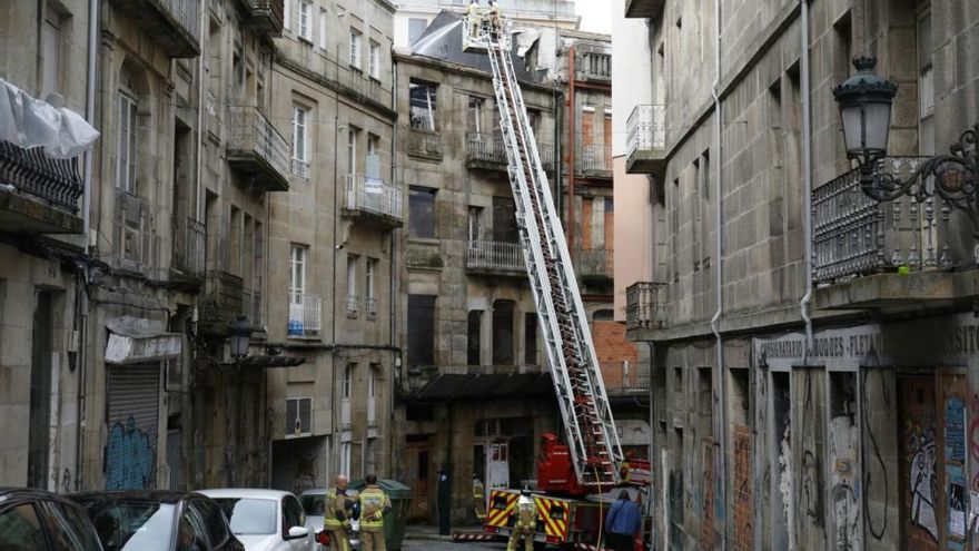 Arde por completo un edificio abandonado en Vigo