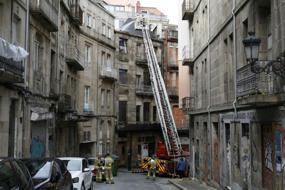 Arde por completo un edificio abandonado en Vigo