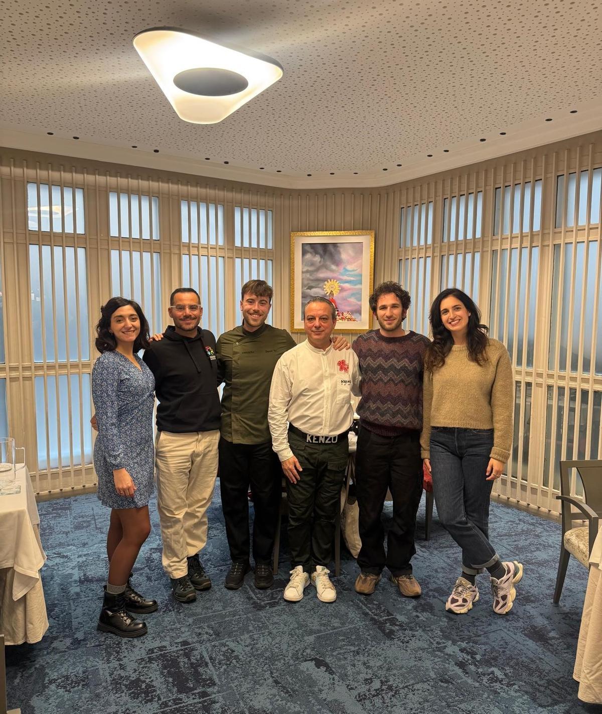 De izquierda a derecha: Paloma Córdoba (actriz), Kevin De la Rosa (actor), David Val (chef), Pepe Romeo (jefe de sala), David Castillo (actor) y Beatriz Jaén (dirección).