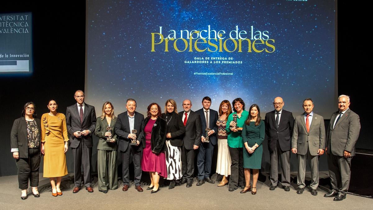 Premiados y autoridades en la Noche de las Profesiones.