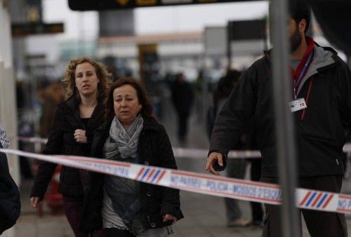 Los familiares de los pasajeros llegan al aeropuerto del Prat