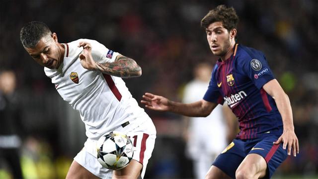 Aleksandar Kolarov y Sergi Roberto durante el Barça-Roma de la Champions 2017/18